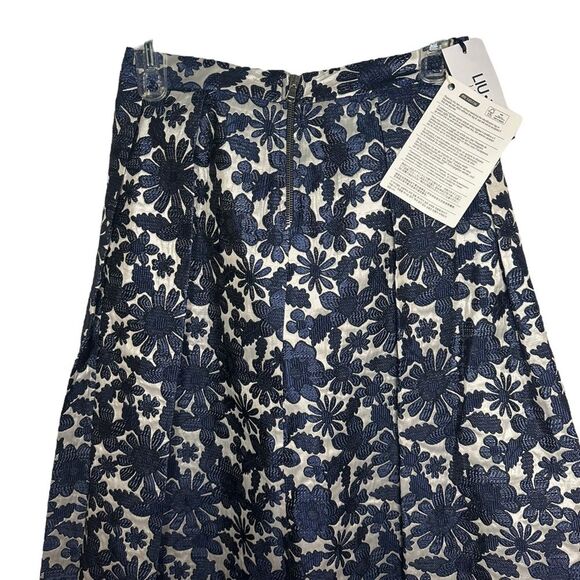Liu Jo NWT floral skirt. Italian size 40. Blue and off white in color. size 4 - Picture 3 of 6